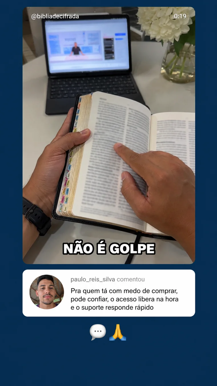 Depoimento: leitor mostrando a Bíblia física ao lado do material